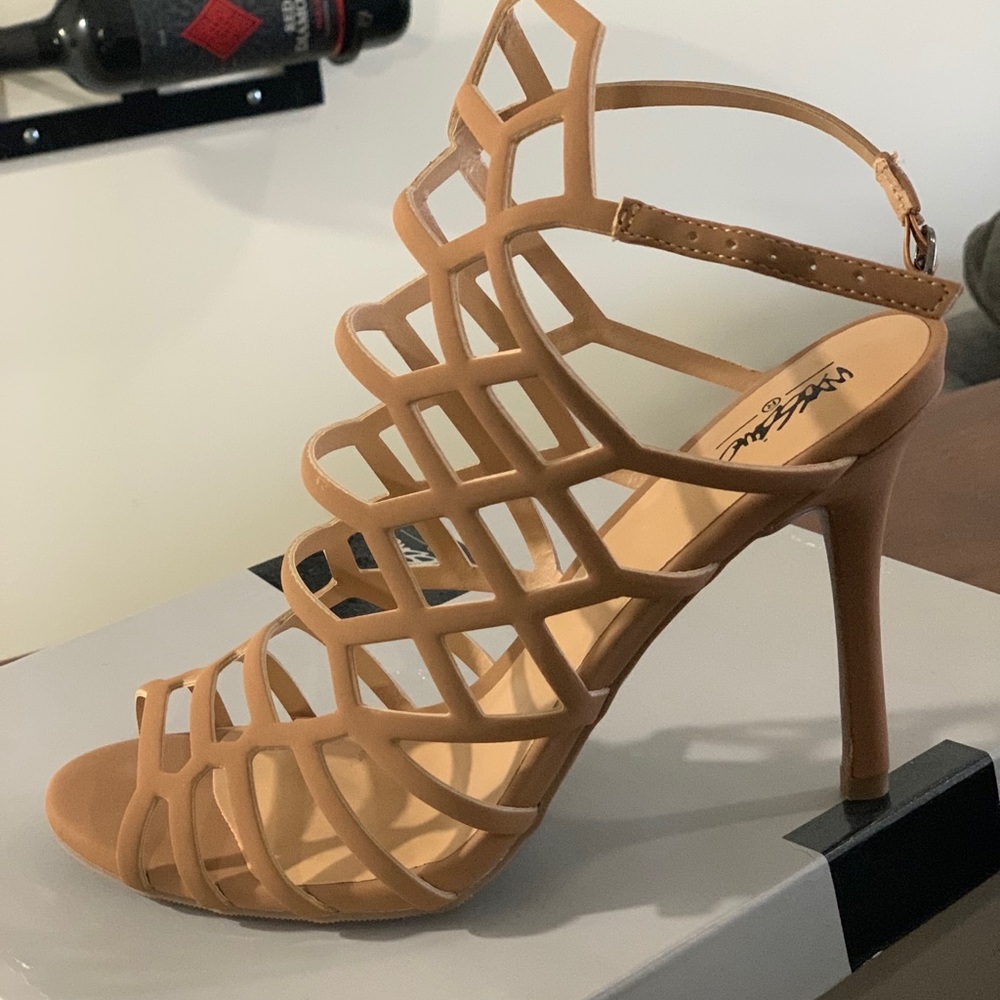 Mossimo “Kylea” Tan Heel
